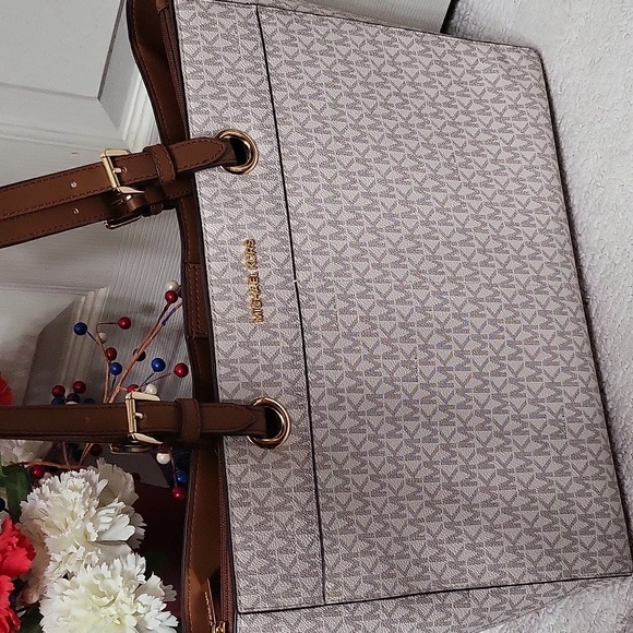 Michael Kors Large Jet Set Tote - Picture 2 of 7